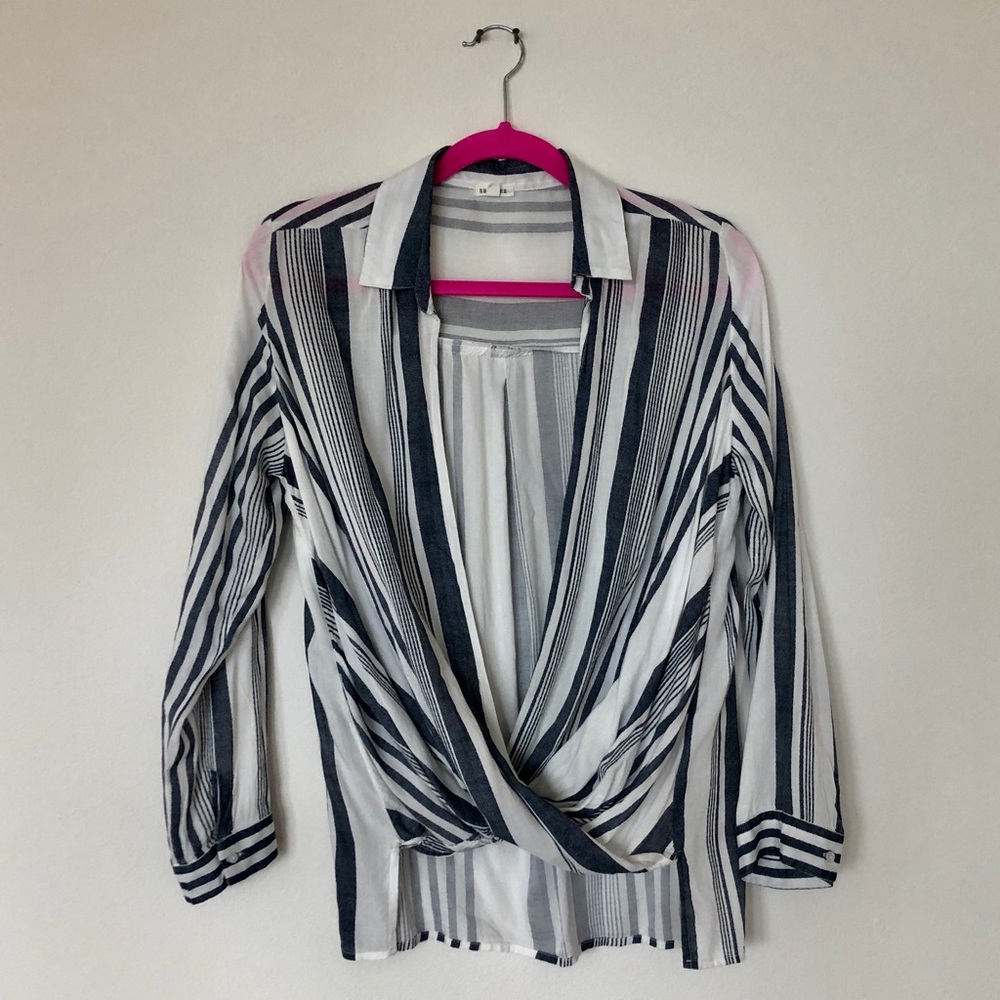 En Crème Blue & White Long Sleeve Twist Front Blouse, Medium